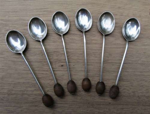 A SET OF 6 MATCHING SOLID SILVER COFFEE BERRY TEA SPOONS, MARKINGS