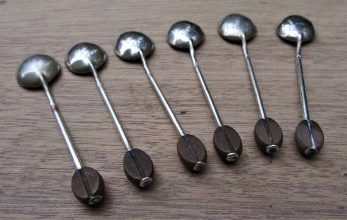 A SET OF 6 MATCHING SOLID SILVER COFFEE BERRY TEA SPOONS, MARKINGS