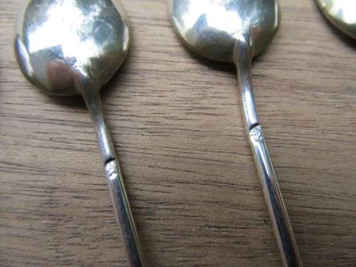 A SET OF 6 MATCHING SOLID SILVER COFFEE BERRY TEA SPOONS, MARKINGS