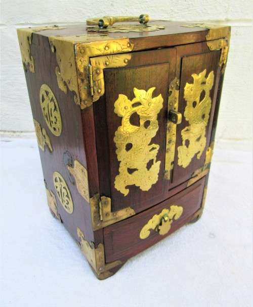 EXQUISITE VINTAGE/ANTIQUE BRASS BOUND MAHOGANY MINIATURE CHEST/CABINET WITH PULL OUT DRAWERS