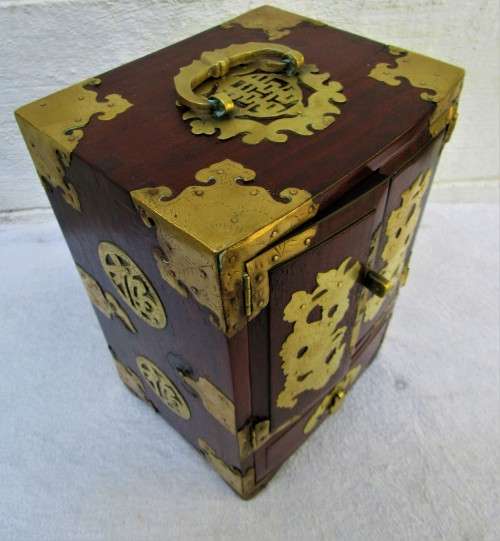 EXQUISITE VINTAGE/ANTIQUE BRASS BOUND MAHOGANY MINIATURE CHEST/CABINET WITH PULL OUT DRAWERS