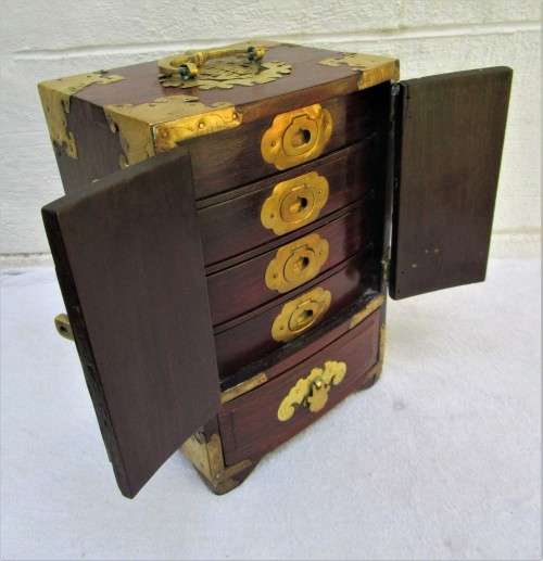 EXQUISITE VINTAGE/ANTIQUE BRASS BOUND MAHOGANY MINIATURE CHEST/CABINET WITH PULL OUT DRAWERS