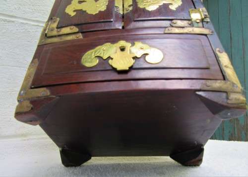 EXQUISITE VINTAGE/ANTIQUE BRASS BOUND MAHOGANY MINIATURE CHEST/CABINET WITH PULL OUT DRAWERS