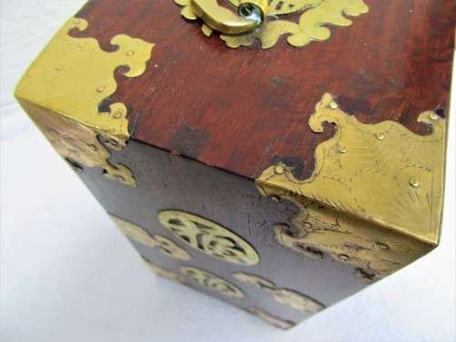 EXQUISITE VINTAGE/ANTIQUE BRASS BOUND MAHOGANY MINIATURE CHEST/CABINET WITH PULL OUT DRAWERS