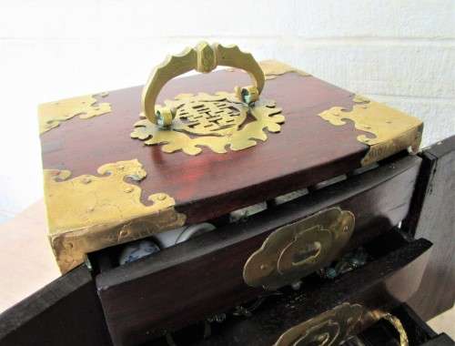 EXQUISITE VINTAGE/ANTIQUE BRASS BOUND MAHOGANY MINIATURE CHEST/CABINET WITH PULL OUT DRAWERS