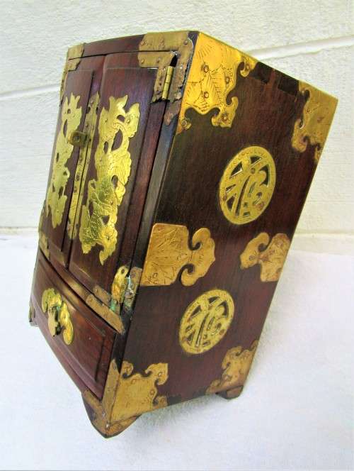 EXQUISITE VINTAGE/ANTIQUE BRASS BOUND MAHOGANY MINIATURE CHEST/CABINET WITH PULL OUT DRAWERS