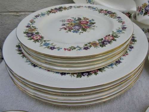 LOVELY 26 PCE PARAGON DINNER SERVICE "LAVINIA" PATTERN NO DAMAGES