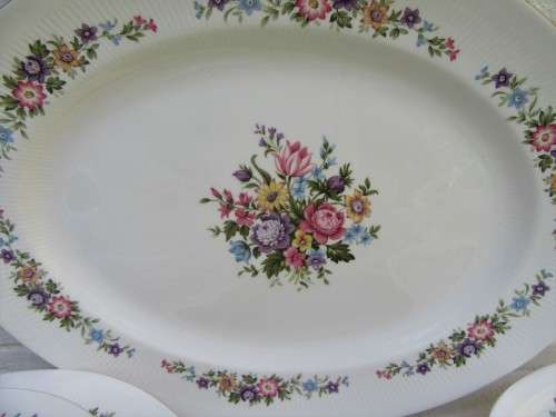 LOVELY 26 PCE PARAGON DINNER SERVICE "LAVINIA" PATTERN NO DAMAGES