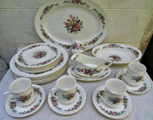 LOVELY 26 PCE PARAGON DINNER SERVICE "LAVINIA" PATTERN NO DAMAGES