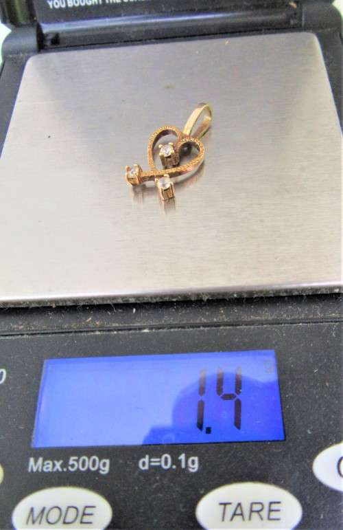 GORGEOUS SOLID 9 CARAT GOLD AND DIAMOND HEART SHAPED PENDANT WOW!!!!