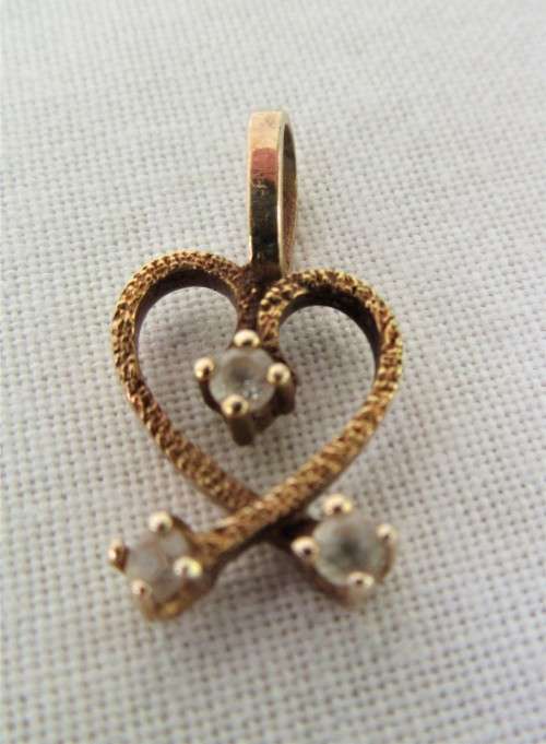 GORGEOUS SOLID 9 CARAT GOLD AND DIAMOND HEART SHAPED PENDANT WOW!!!!