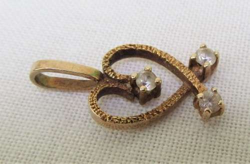 GORGEOUS SOLID 9 CARAT GOLD AND DIAMOND HEART SHAPED PENDANT WOW!!!!