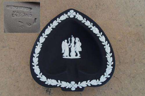 RARE BLACK WEDGWOOD JASPER WARE HEART SHAPED DISH~MINT