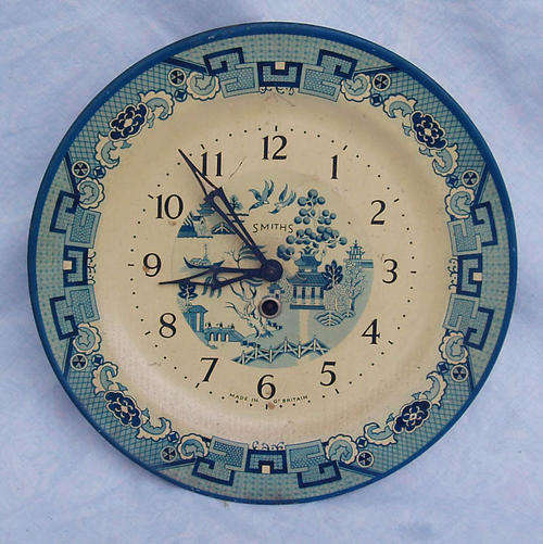 VERY UNUSUAL~1930'S SMITHS~ENGLISH MADE~TIN WALL CLOCK MODELLED AS WILLOW PATTERN PLATE~R1SALE