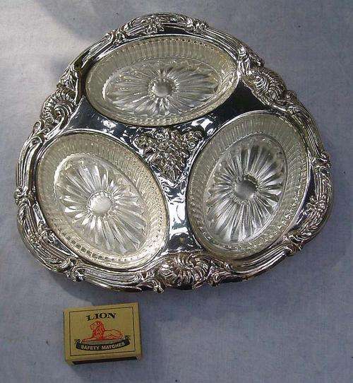 WED R1~CHARMING SP~3 DIVISION SNACK TRAY~GLASS LINERS~EMBOSSED PATTERN