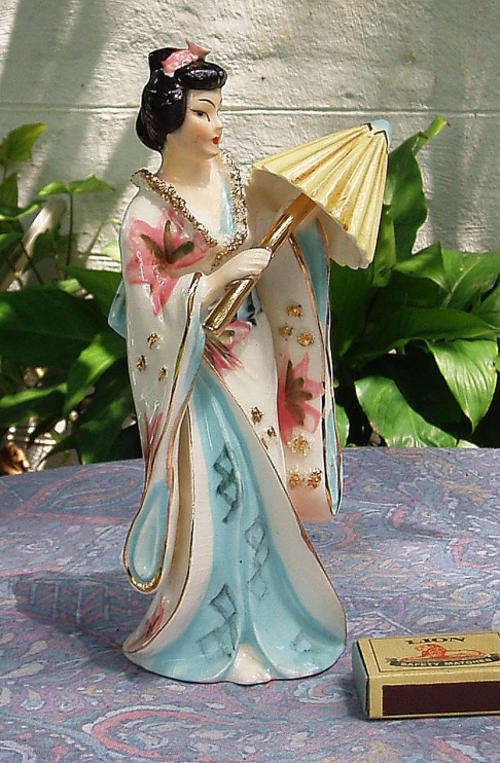 LOVELY VINTAGE JAPANESE GEISHA ORNAMENT~CAPRI~HANDPAINTED FINE DETAIL~WOW~POST SA R34