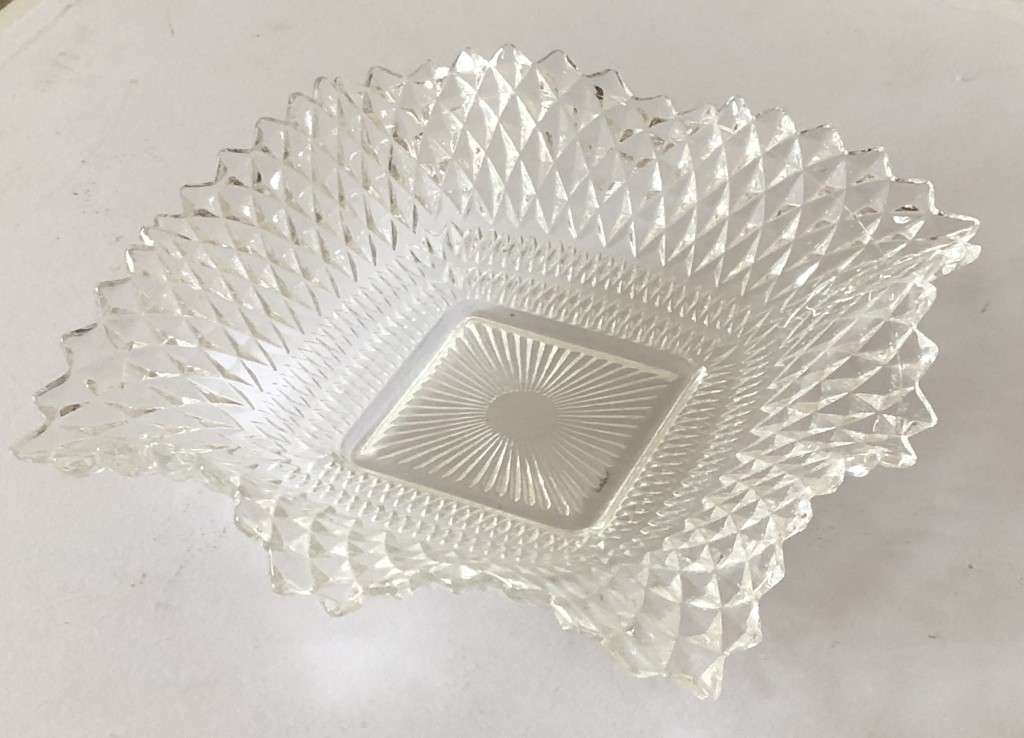 VINTAGE SQUARE LACE PATTERN BOWL - 18CM