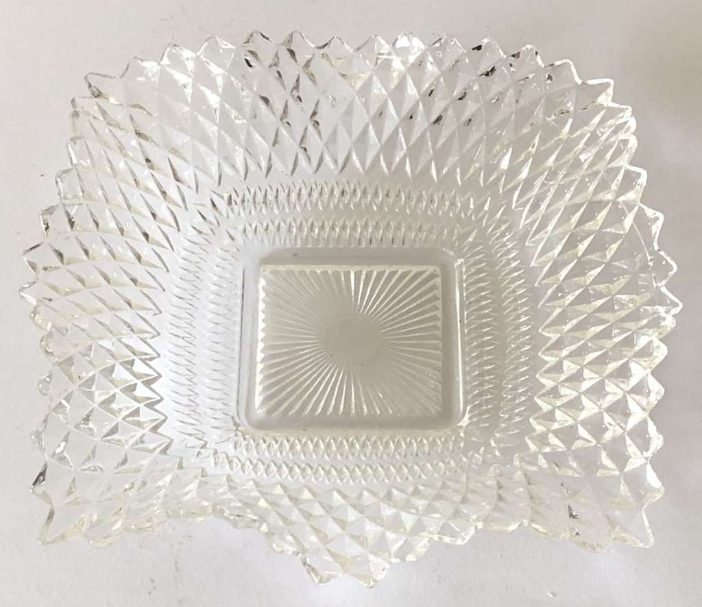 VINTAGE SQUARE LACE PATTERN BOWL - 18CM