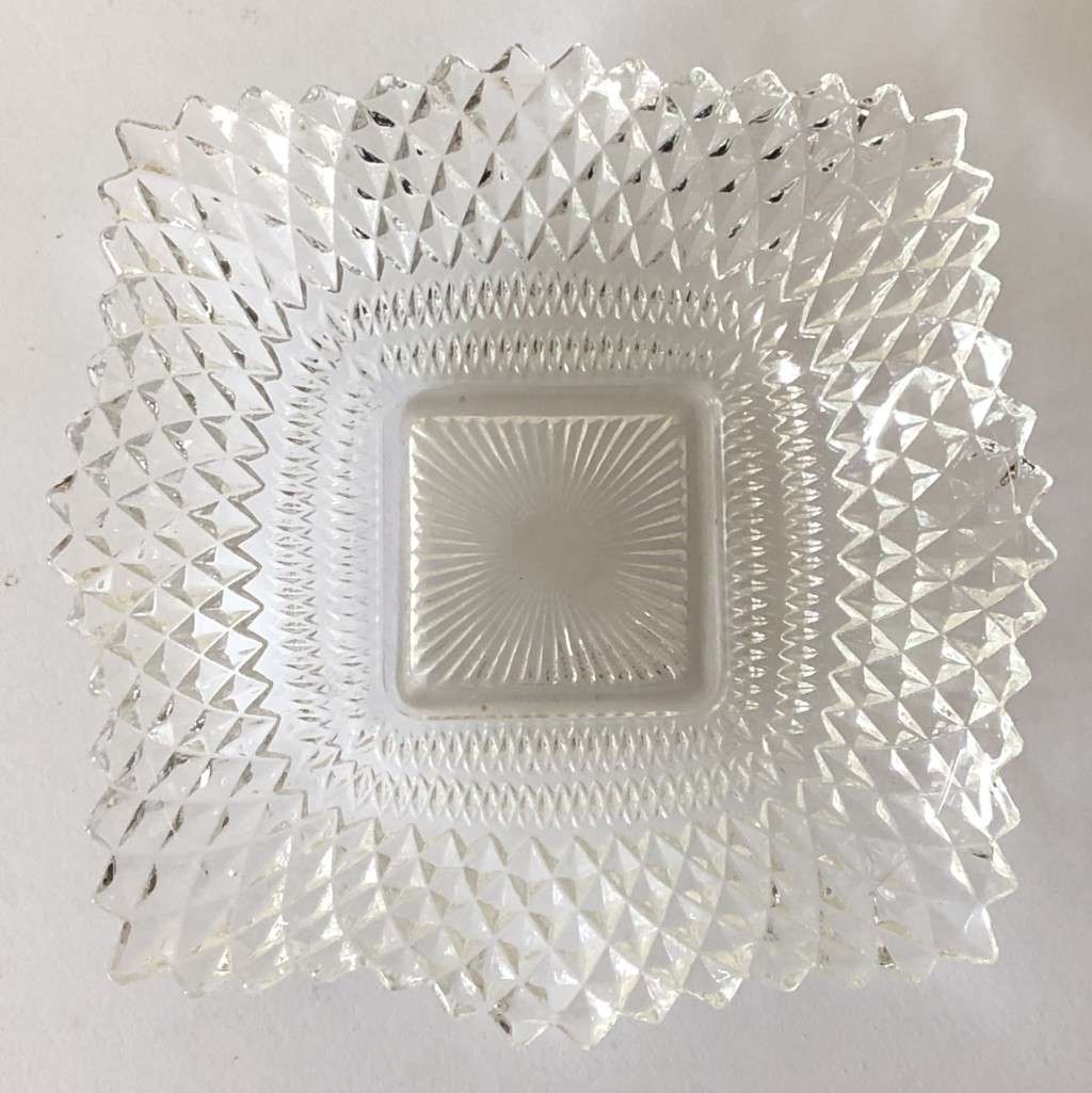VINTAGE SQUARE LACE PATTERN BOWL - 18CM