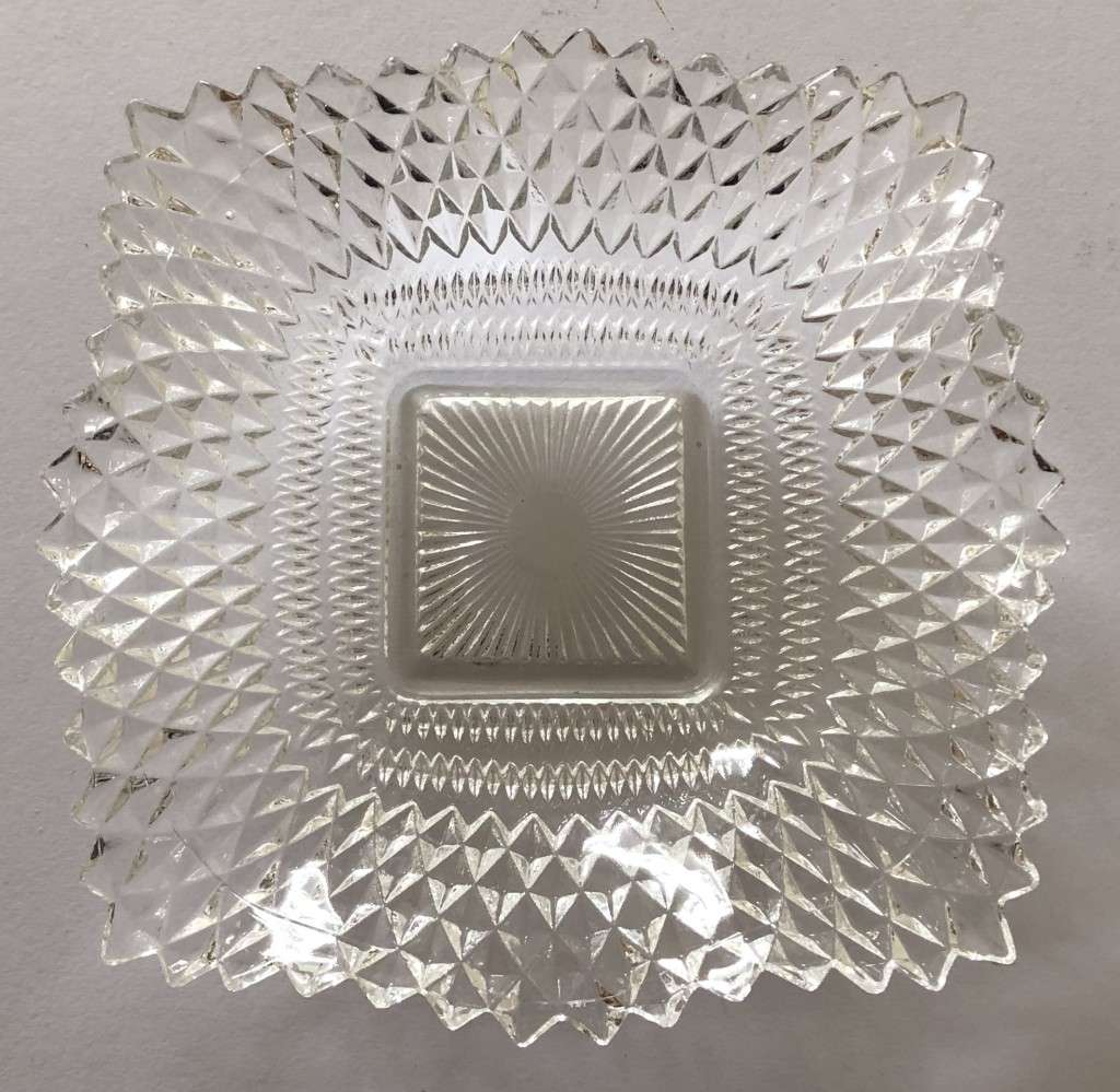VINTAGE SQUARE LACE PATTERN BOWL - 18CM