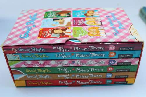 Enid Blyton: THERE`S MISCHIEF AT MALORY TOWERS: SIX CLASSIC SCHOOL STORIES