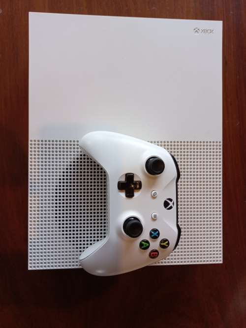 Xbox one s-(4 games included)