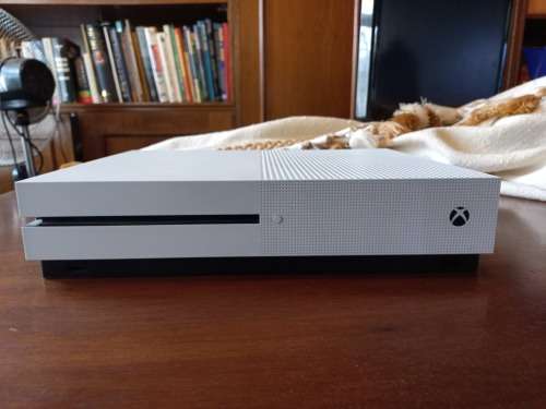 Xbox one s-(4 games included)