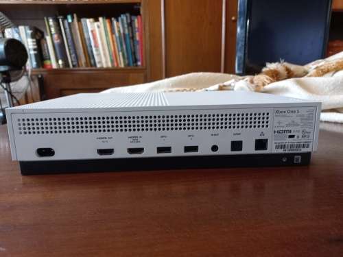 Xbox one s-(4 games included)