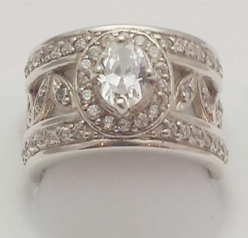 *GORGEOUS* BULKY* 925 STERLING SILVER RING WITH CUBIC ZIRCONIA STONES