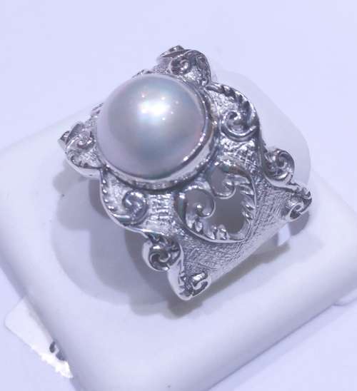 Elegant 925 Sterling Silver Ring with White mabe pearl