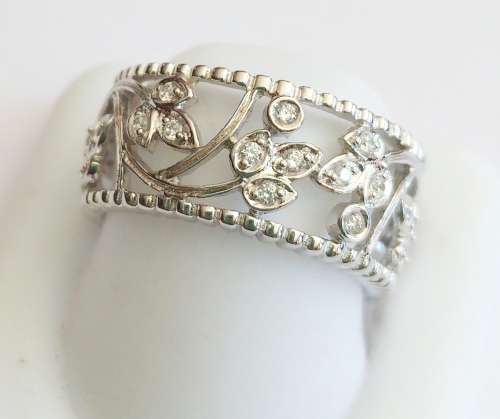 Gorgeous! 925 Sterling Silver ring with Simulated Diamonds