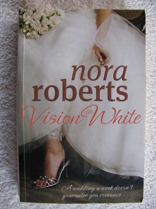 NORA ROBERTS - VISIONS IN WHITE