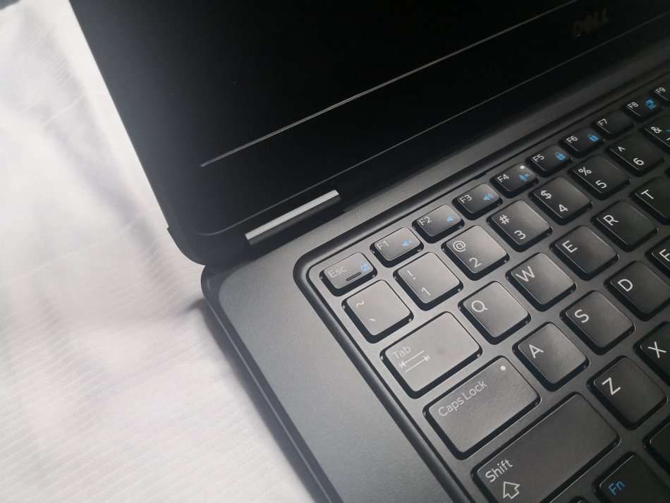 DELL LATITUDE E7450 5TH GENERATION CORE i5-5200U/14" SCREEN/ 8GB RAM/128GB SSD/WIN 10 PRO