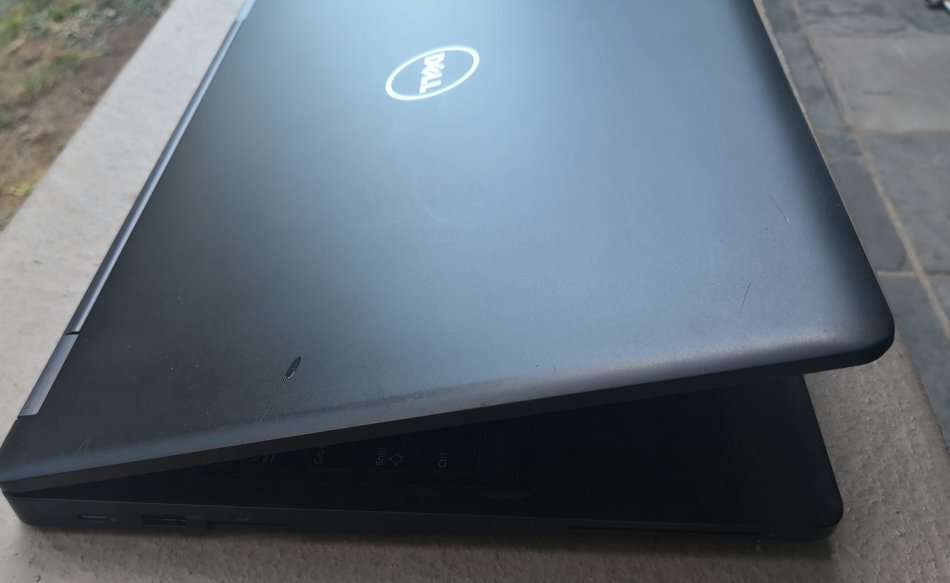 DELL LATITUDE E5580 6TH GEN CORE I5-6300U/15.6 FULL-HD" SCREEN/ 8GB RAM/500GB HDD/WINDOWS 10 PRO