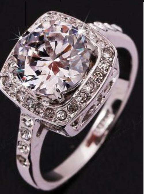 STUNNING SILVER PLATED AUSTRIAN CRYSTAL ENGAGEMENT RING