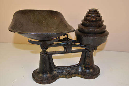 OK - MADE IN HOLLAND - CAST IRON SCALE WITH COMPLETE SET OF WEIGHTS