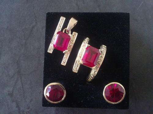 9ct Solid Gold - Matching Ring-Pendant and Ear Studs