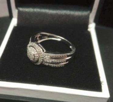 9ct White Gold ring with 83 diamonds