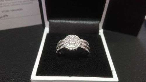 9ct White Gold ring with 83 diamonds