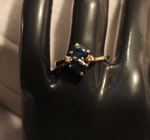 VINTAGE BLUE SAPPHIRE AND DIAMOND ACCENT RING IN 14CT YELLOW GOLD