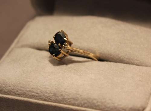 VINTAGE BLUE SAPPHIRE AND DIAMOND ACCENT RING IN 14CT YELLOW GOLD