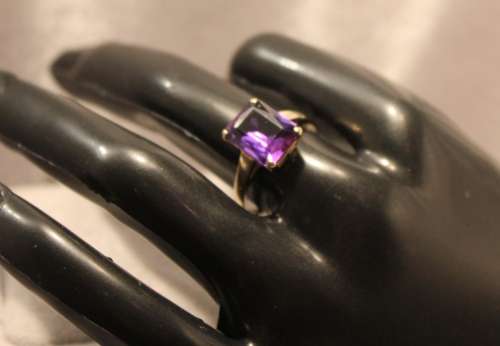 Beautiful Classic Vintage Amethyst Gold Ring