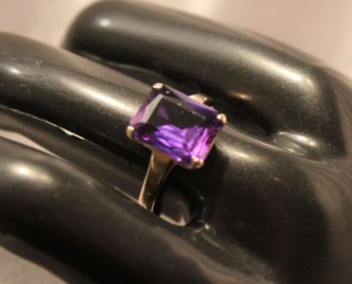 Beautiful Classic Vintage Amethyst Gold Ring