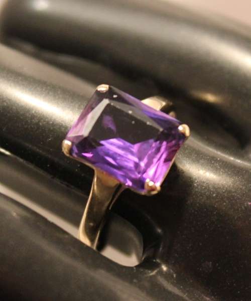 Beautiful Classic Vintage Amethyst Gold Ring