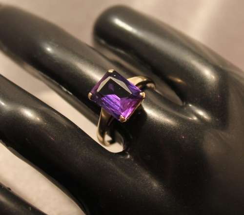 Beautiful Classic Vintage Amethyst Gold Ring