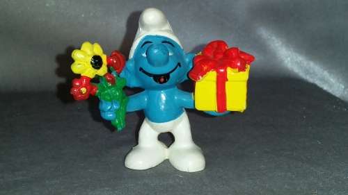 Vintage Collectible Smurf : 2.0040 Gift Smurf
