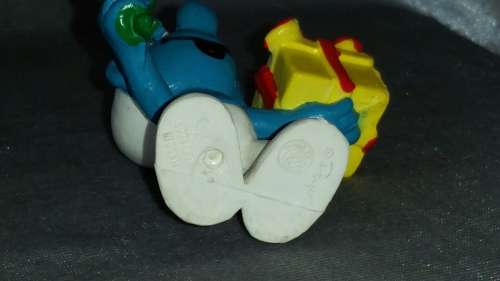 Vintage Collectible Smurf : 2.0040 Gift Smurf