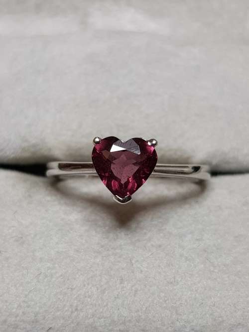 9kt White Gold Ring with Heart shaped Rhodolite