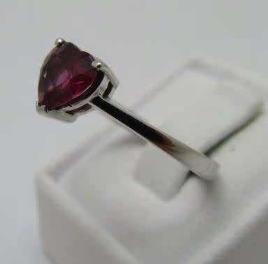 9kt White Gold Ring with Heart shaped Rhodolite