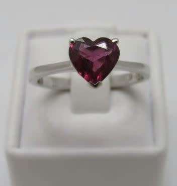 9kt White Gold Ring with Heart shaped Rhodolite